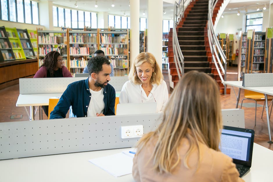 Illustration of an online tutor teaching a student through a computer screen